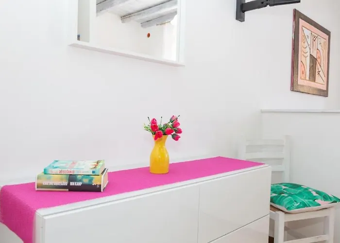 La Piazzetta تْشيفالو