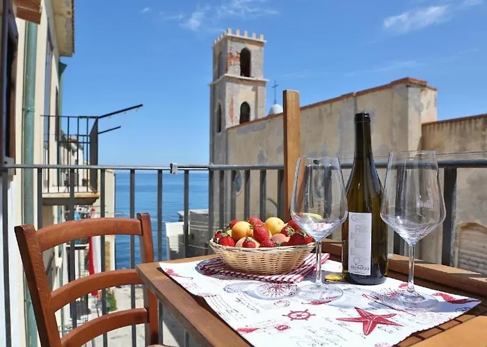 La Piazzetta تْشيفالو