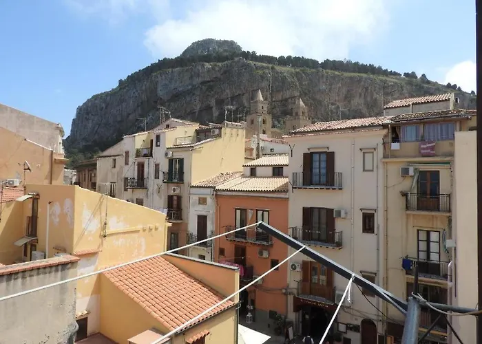 La Piazzetta * تْشيفالو