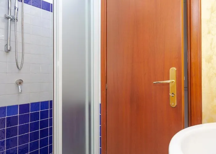 La Piazzetta تْشيفالو