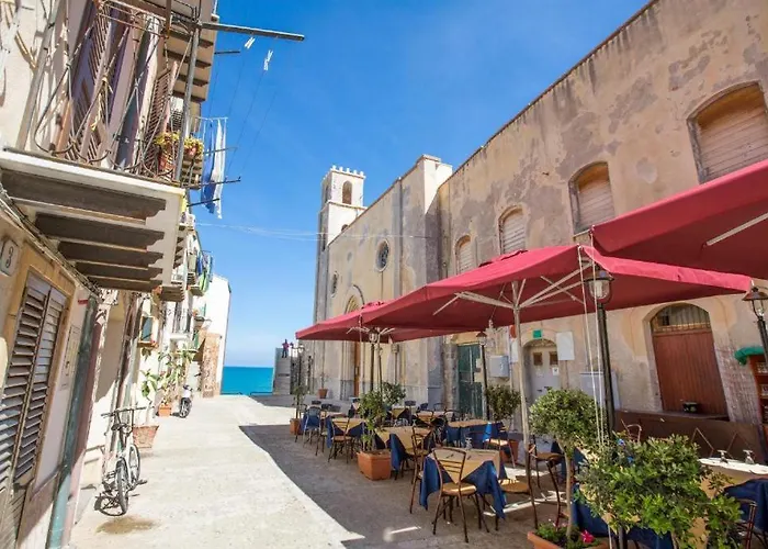 La Piazzetta تْشيفالو